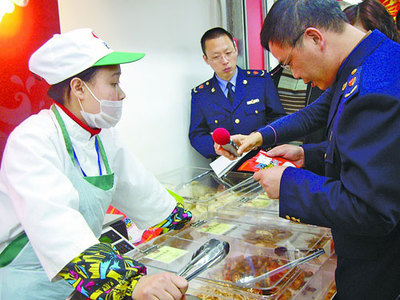 宁波工商部门查处家乐福销售过期食品事件 食品安全监管再敲警钟